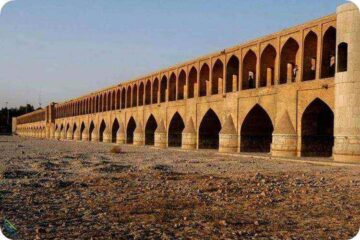 معاون حقوقی سازمان محیط‌زیست: باید صنایع آب‌بر را از اصفهان منتقل کنیم