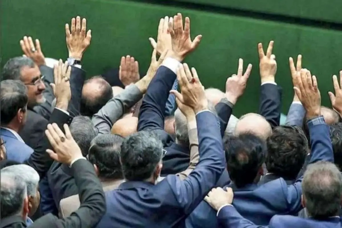 روزنامه اصولگرا: جریان انقلابیون تندرو با هدف بالا بردن شانس خود در انتخابات بعدی، دولت پزشکیان را تضعیف می‌کنند