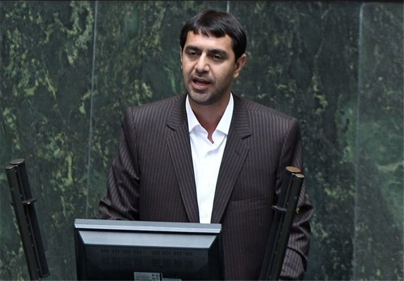 زارع، نماینده مجلس: دولت باید بنزین را تک نرخی می‌کرد؛ قیمت را ۳ هزار تومان می‌گذاشت و سهمیه را ۱۰۰ لیتر می‌کرد / سه نرخی شدن بنزین حتما عامل فساد است و اثر تورمی دارد