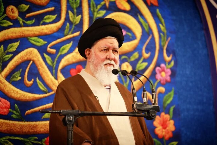 علم‌الهدی: اخیراً برخی زائران عراقی گفته‌اند که به جای مشهد قصد دارند به متل قو بروند و تفریح کنند / اگر دختر خانمی در مقابل دانشجویان پسر دوچرخه‌سواری کند، طبق فتوا حرام است