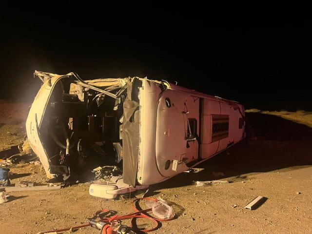 جزئیات تصادف مرگبار اتوبوس اصفهان – مشهد در نطنز / پلیس: اتوبوس وارد لاین مقابل شد و با یک پژو برخورد کرد / ۱۳ نفر جان باختند
