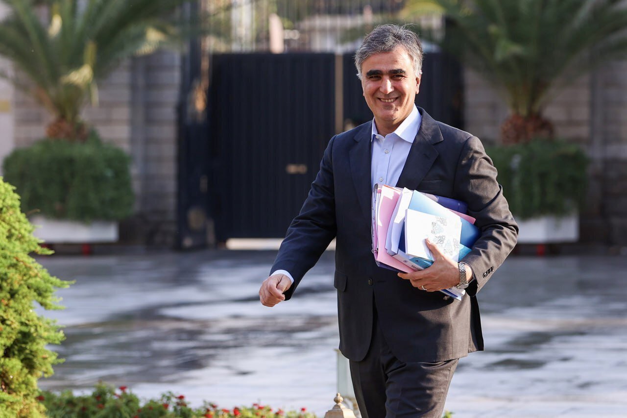 روزنامه جمهوری اسلامی: وقت آن نرسیده که فکری به حال رئیس بانک مرکزی بکنید؟