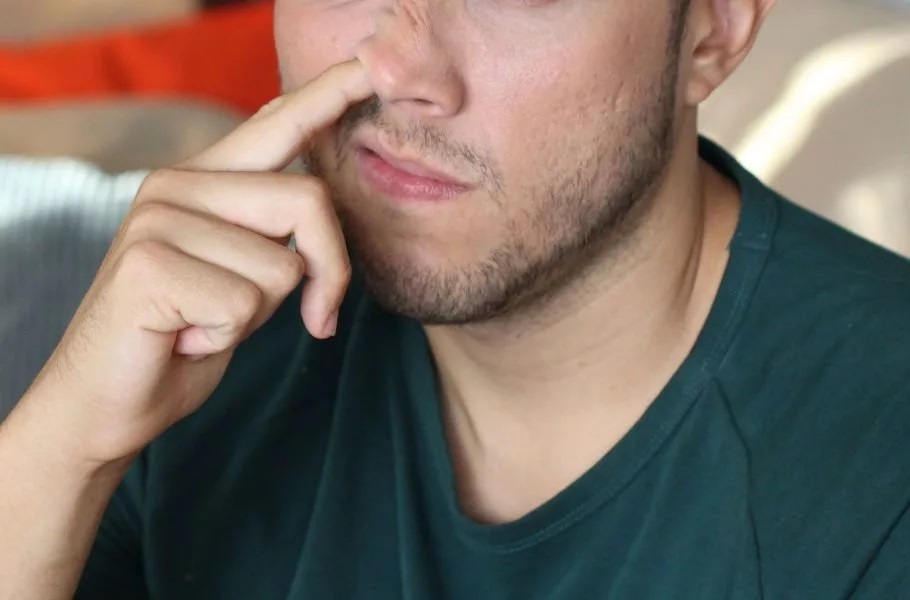 تحقیق جدید: انگشت‌کردن در بینی ممکن است ارتباطی غیرمنتظره با آلزایمر داشته باشد