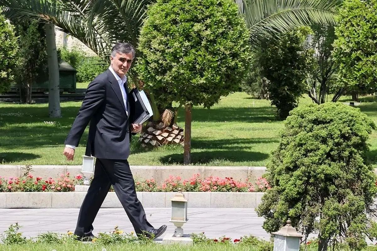 نماینده مجلس: رئیس کل بانک مرکزی توان کنترل نرخ دلار را ندارد/ این چه بودجه‌ای است که برای سال ۱۴۰۵ ارائه شده؟ تورم‌زا بودن آن کاملاً آشکار است