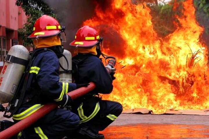 حریق سنگین در کارگاه MDF اصفهان مهار شد