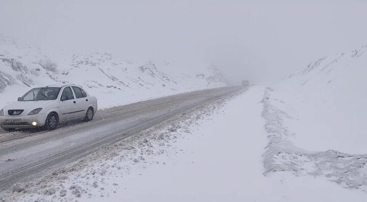 محورهای غرب و جنوب اصفهان برفی و مه‌آلود است