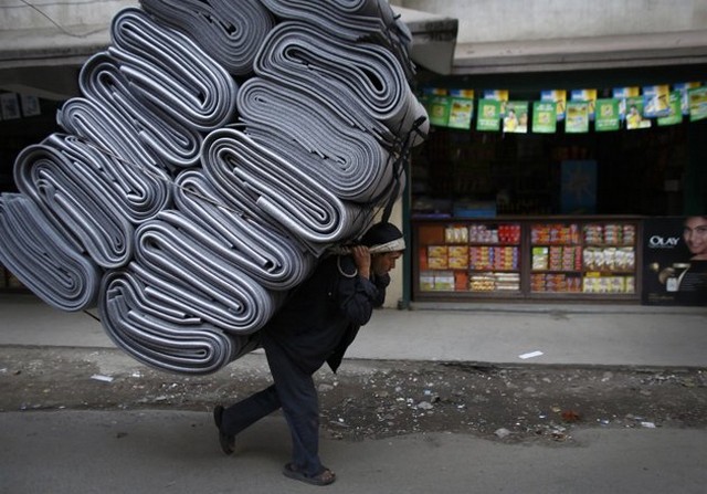 گزارش میدانی از باربران بازار تهران؛ بار سنگین بر دوش نوجوان ۱۶ساله و پیرمرد ۷۰ ساله