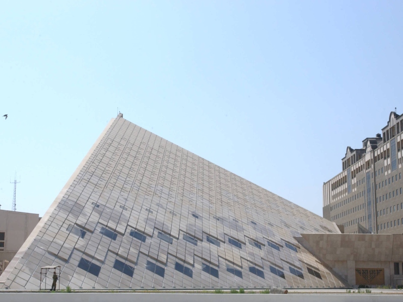 ابتکار خلاقانه معترضان قانون مهریه مقابل مجلس I بِبینید