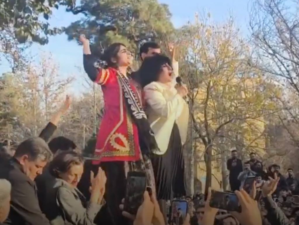 روزنامه اصولگرا: پهلویستها و رجویستها در تجمع ۲۰۰ نفرۀ مشهد به جان هم افتادند