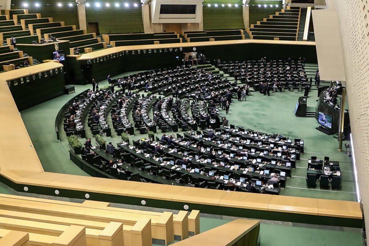 انتقاد روزنامه اصولگرا به مجلس: امروز دیگر زمان آزمون و خطا یا اظهار نظر‌های هیجانی نیست