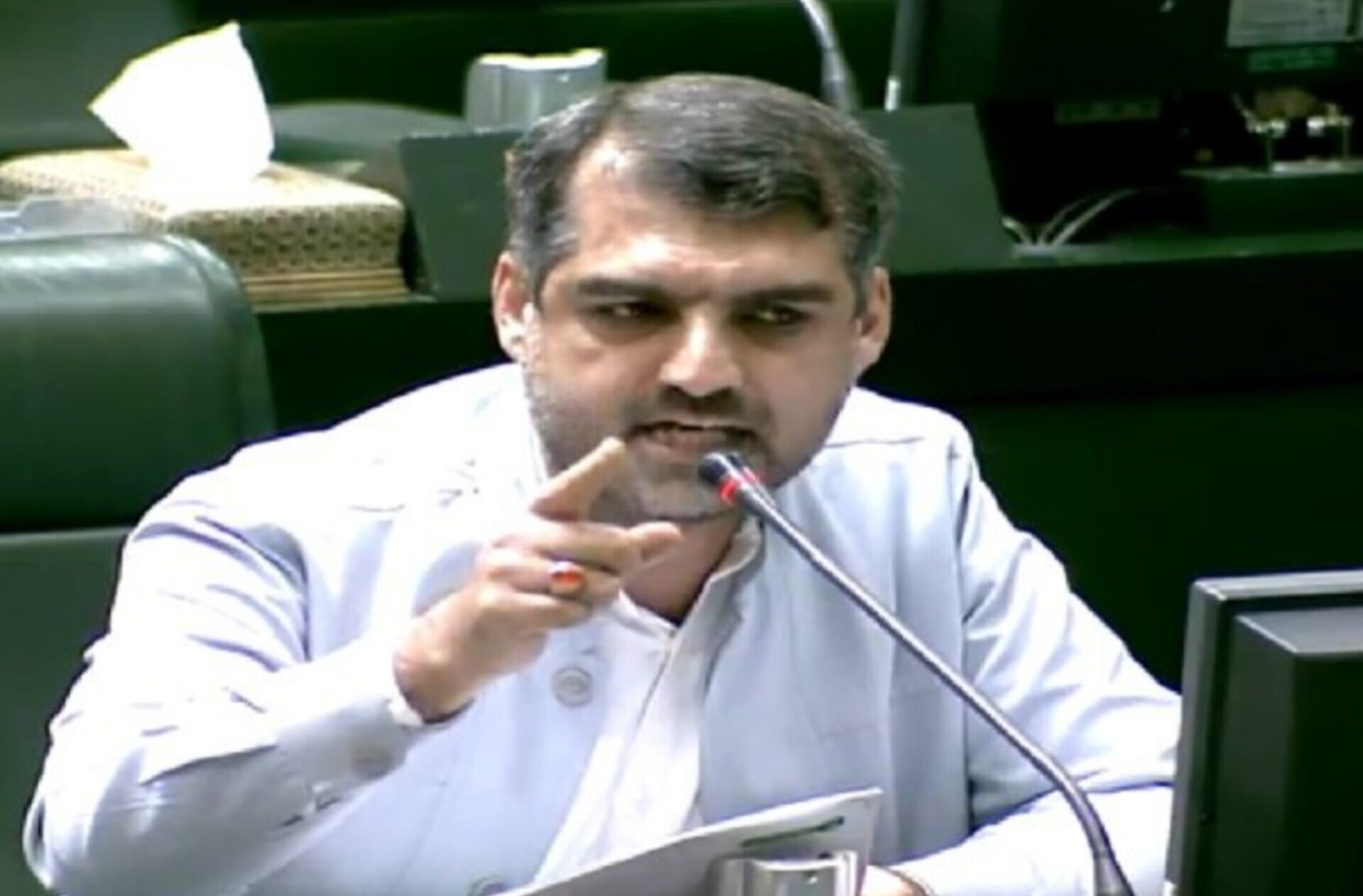 منان رئیسی، نماینده مجلس: سناریو بدبینانه آن است که ترامپ با اشغال جزیره خارک، مسیر فروش نفت ایران را ببندد؛ این یکی از گزینه‌های محتمل برای حمله آمریکا است