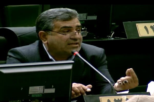 نماینده مجلس: سفرهای شش ماه اخیر برخی از مدیران به خارج از کشور، بررسی شود/ برخی از این سفرها مشکوک است