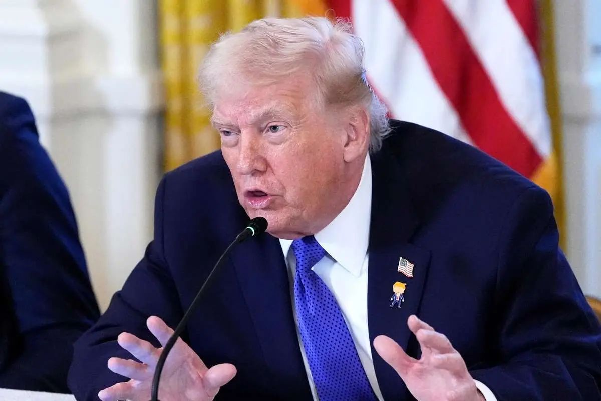 رویترز: با نزدیک شدن انتخابات میان دوره‌ای آمریکا، مشاوران ترامپ خواستار تمرکز بر اقتصاد هستند، نه حمله به ایران