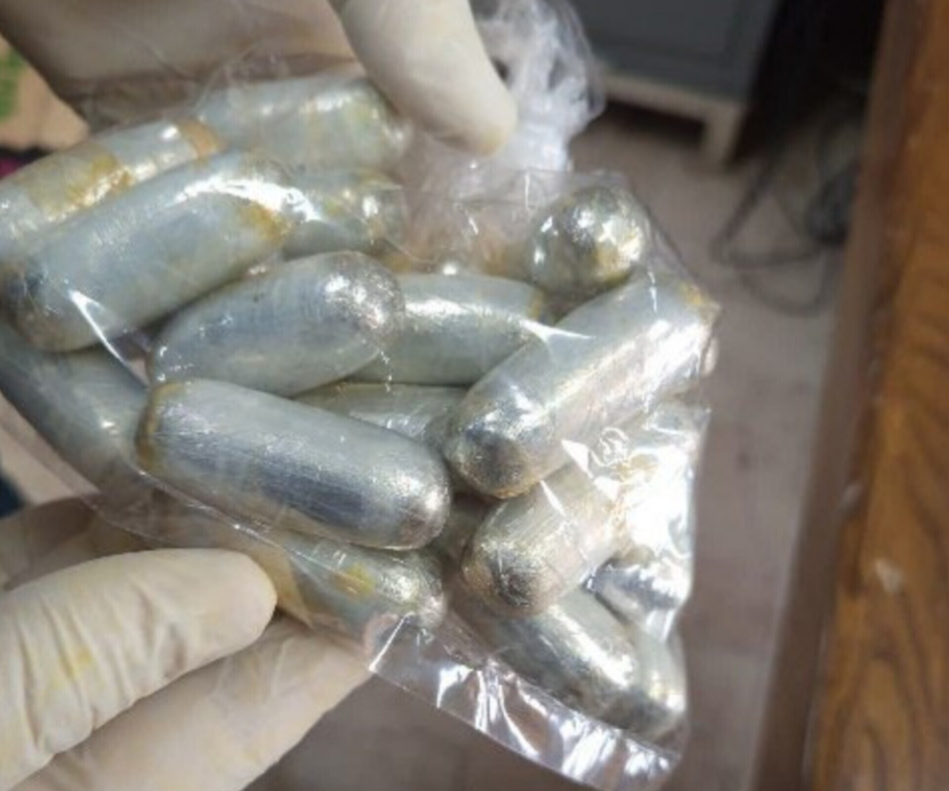 فراجا: کشف حدود یک کیلو کوکائین از شکم مسافری در فرودگاه امام خمینی/ ۷۷ بسته مواد مخدر از وی دفع و ضبط شد