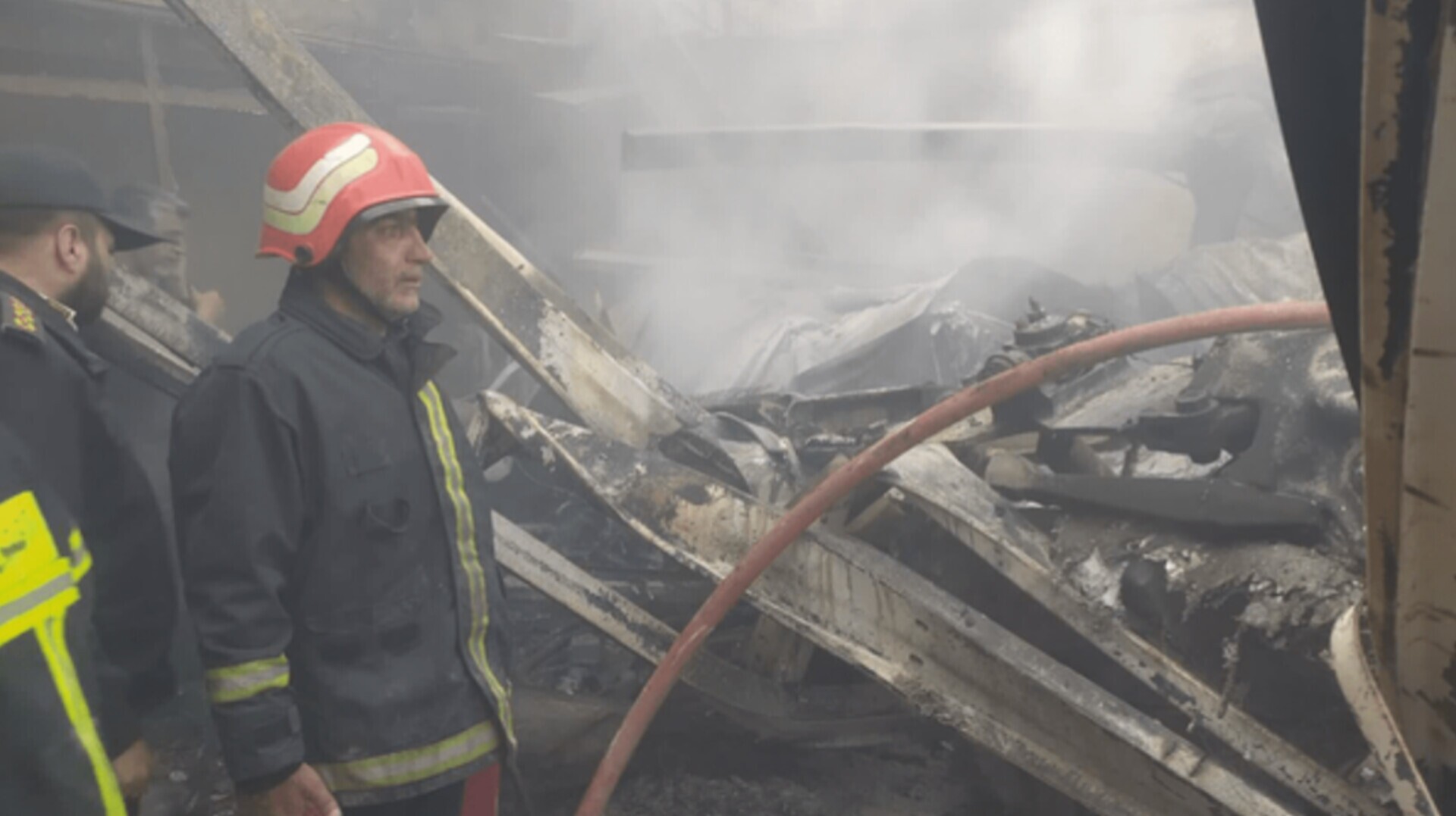 اولین تصاویر از سقوط یک فروند بالگرد در میدان تره‌بار ​