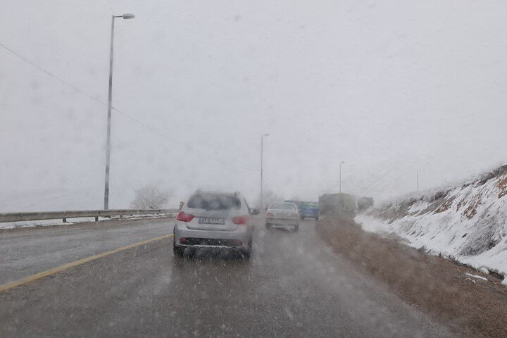 بارش برف در غرب و جنوب اصفهان؛ همه محورهای مواصلاتی باز است