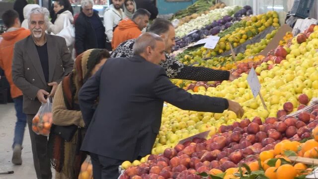 افزایش قیمت موز در بازار اصفهان/ نظارت ویژه بر عرضه میوه در آستانه رمضان