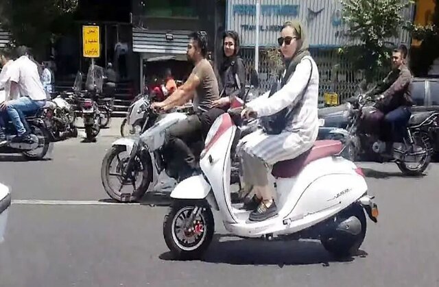 صابرین‌نیوز و همشهری سر گواهینامه زنان به جان هم افتادند!