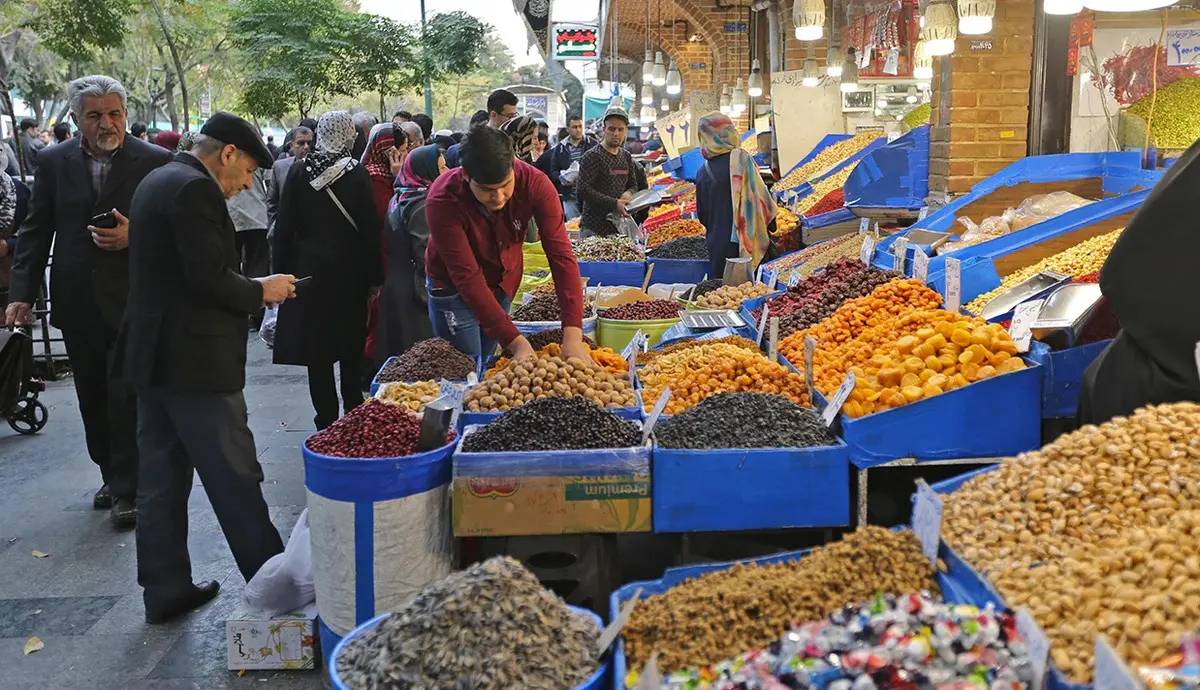 آجیل صد درصد گران شد/ رنگ آمیزی آجیل توسط دستفروشها / شان مردم خرید آجیل قسطی نیست!