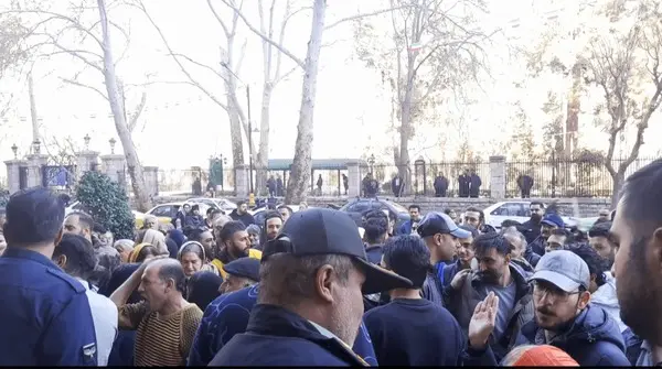 تجمع کسبه بازار جنت در مقابل شورای شهر تهران