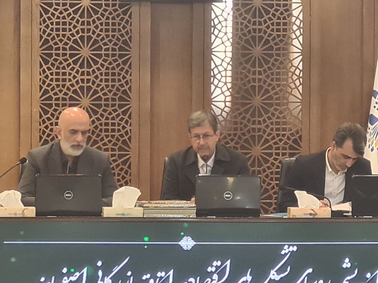استاندار: مدیریت بحران اقتصادی، خط مقدم دفاع از اصفهان است