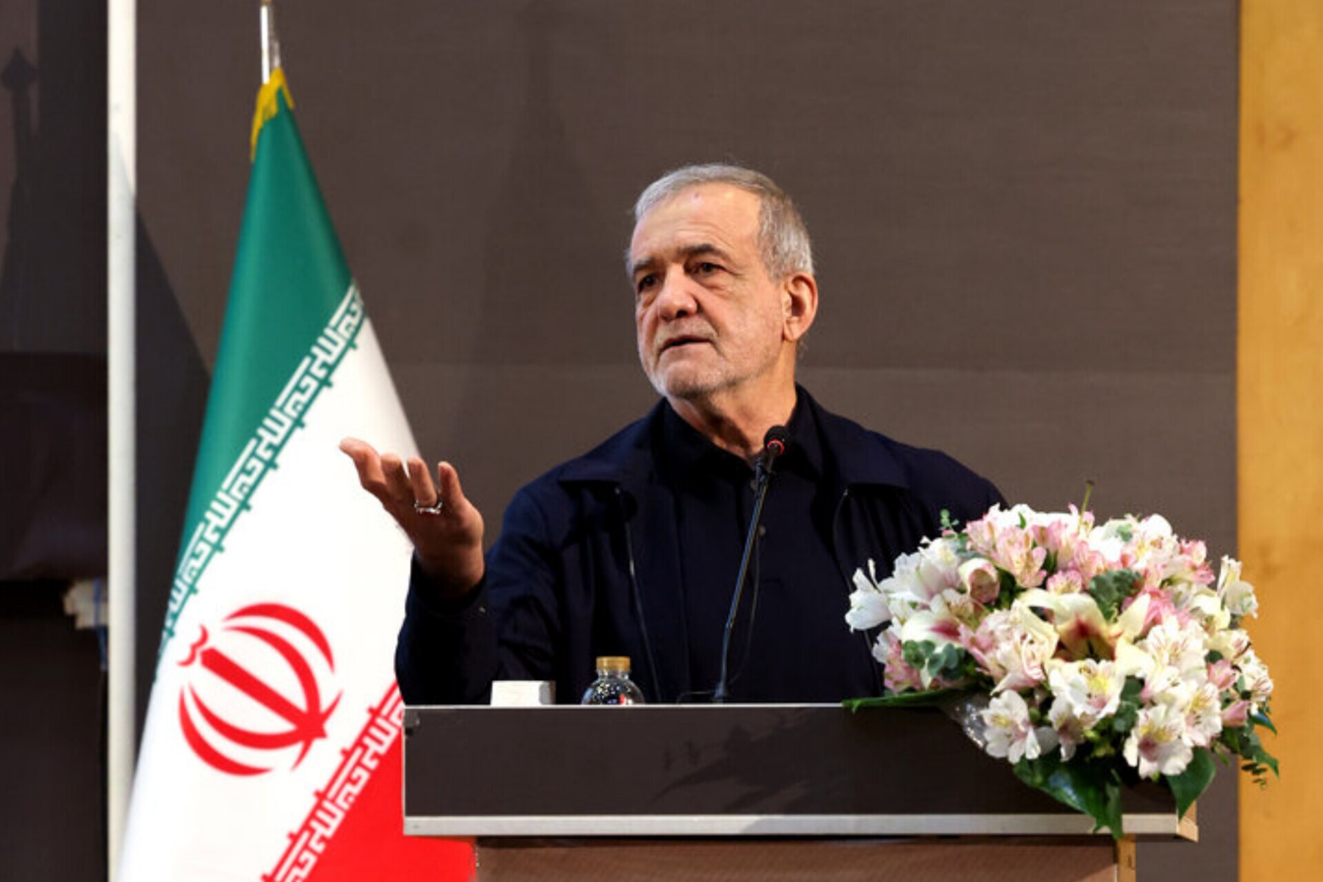 پزشکیان: به رهبر شهید گفتم اگر بخواهیم شرایط «نه جنگ نه صلح» را حل کنیم، چه کار باید انجام دهیم؟ آقا اجازه داد که گفت‌وگو ادامه پیدا کند و فرمودند بروید و مسأله را حل کنید