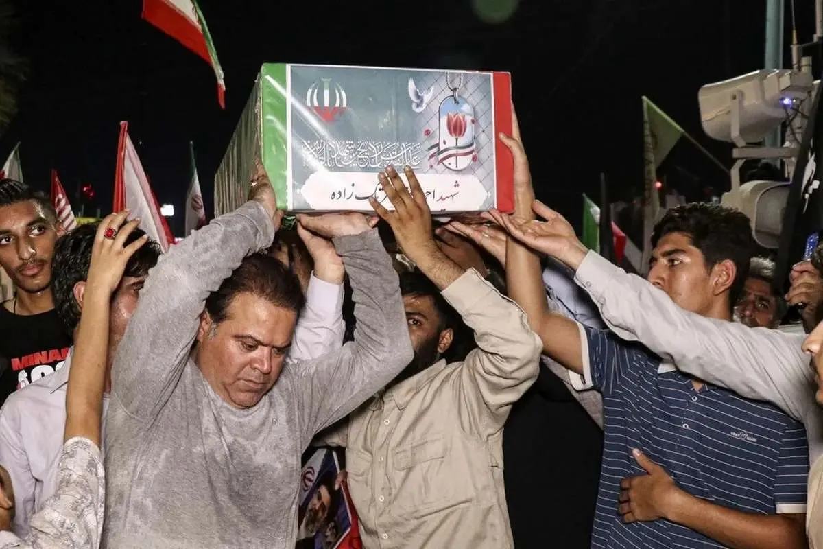 برگزاری مراسم تشییع ۶۲ قطعه از پیکر شهدای دانش‌آموز میناب