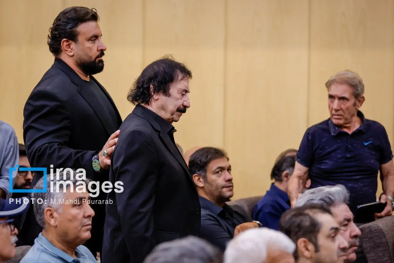 حضور جواد یساری در مراسم یادبود ایرج خواجه‌امیری