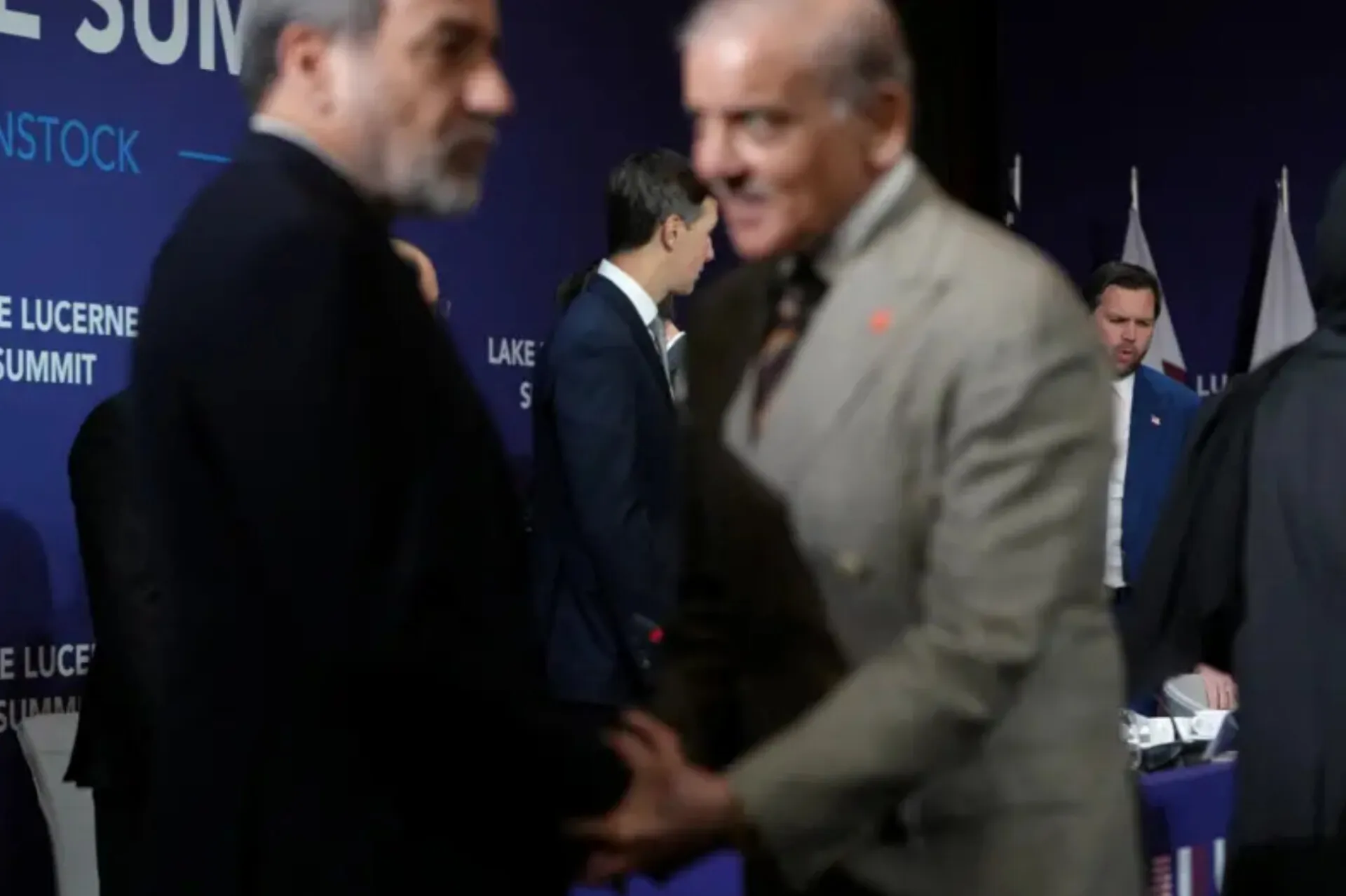 گزارش گاردین از اخبار دیپلماتیک ایران و آمریکا / رد ادعای انصراف ایران از پیش‌شرط‌های خود