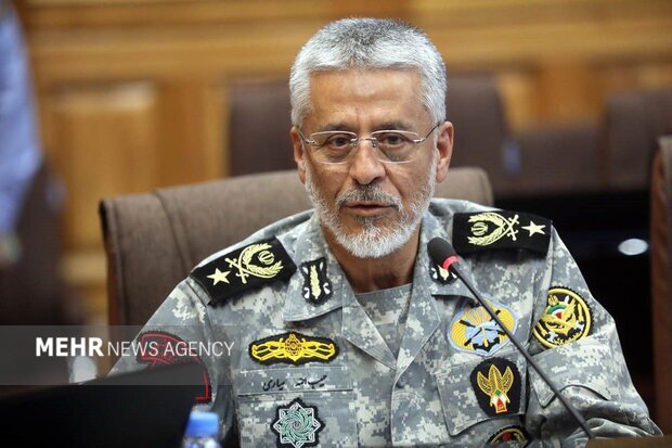 دریادار سیاری: تنگه هرمز بسته است؛ عبور باید با هماهنگی باشد